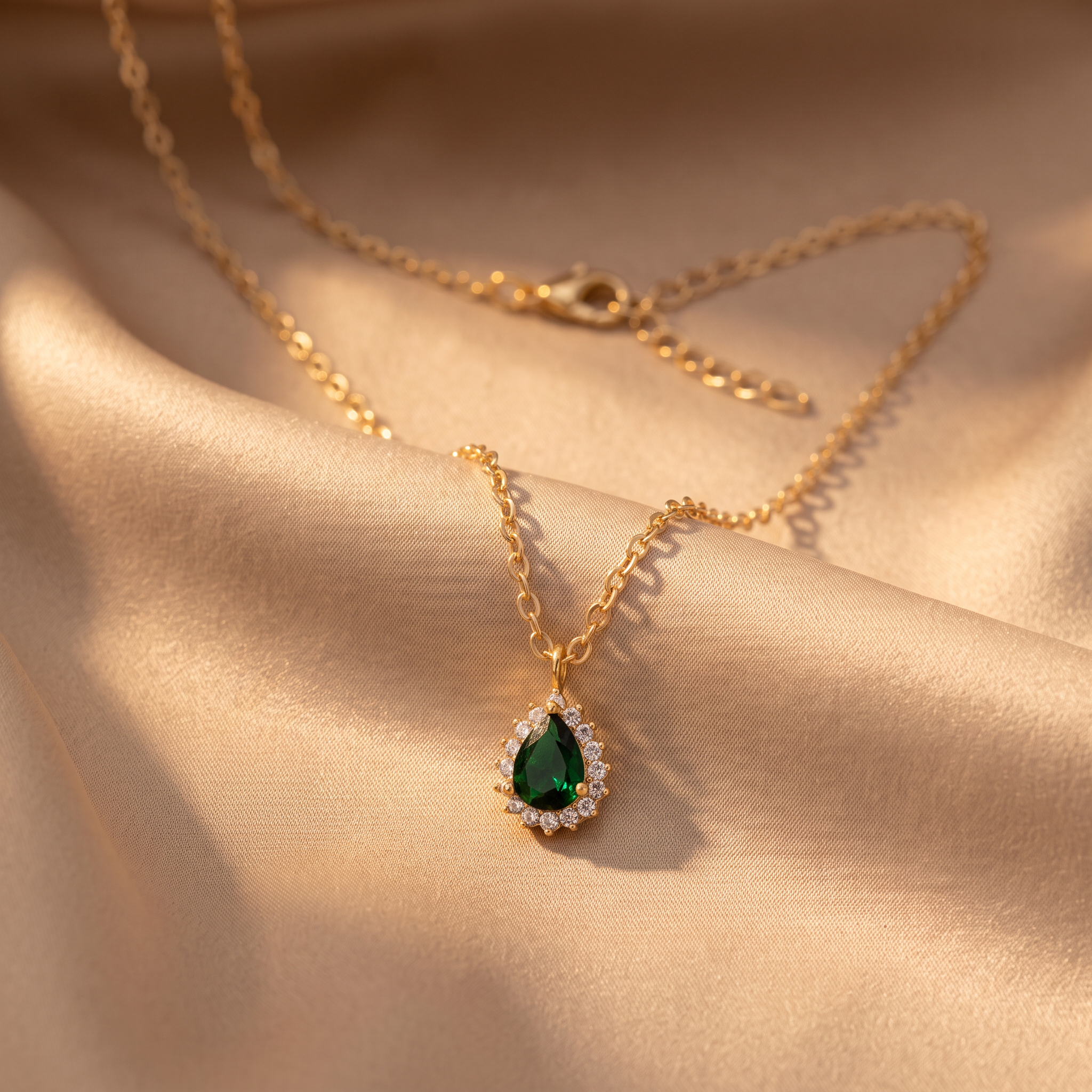 Elin Gold Emerald Necklace