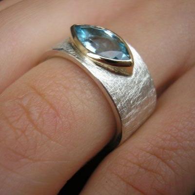 Amelie White Gold Sapphire Ring