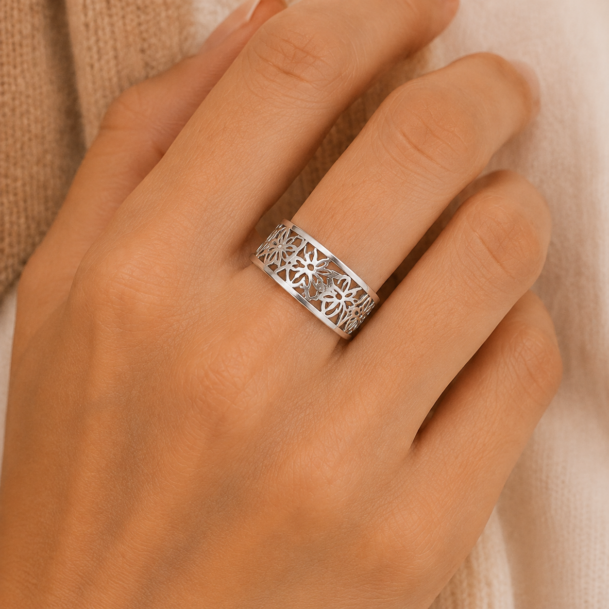 Mariella White Gold Flower Ring